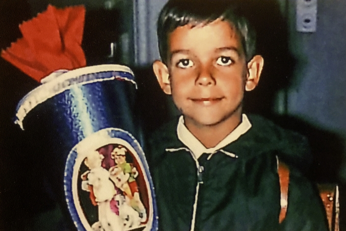 Von: Andreas Schwarzrock Email: andreas@schwarzrock.media Ort der Einschulung: Werbellinsee-Grundschule-Berlin in der Kyffhäuserstraße Einschulungsjahr: 1967 in Berlin seit 1961 Kurzbeschreibung: Ich im Alter von 5 Jahren mit Schultüte.
